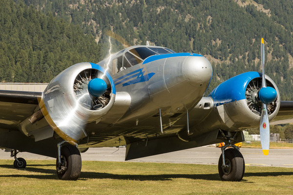 Zweimotorige Maschine beim Starten - Kilomètre Lancé 2023