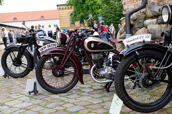 Zweiradfreunde bekamen ebenfalls einiges zu sehen: u. a. Zündapp DS 350, DKW SB 250 und Standard CT 350 – Oldtimer Open Air 2024