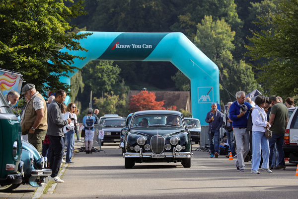 Bild Zweispurige Einfahrt, dann Fotospot für den Jaguar - 8. Lägern Classic 2025
