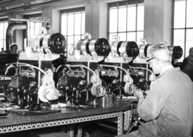 Zweitakter bis zum bitteren Ende. Einstellarbeiten der Zündung am Dreizylindermotor des DKW Munga, der als letzter Zweitakter für die Bundeswehr von den Ingolstädter Bändern lief