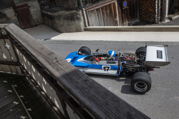 Zwischen Häuser mit Balkonen …