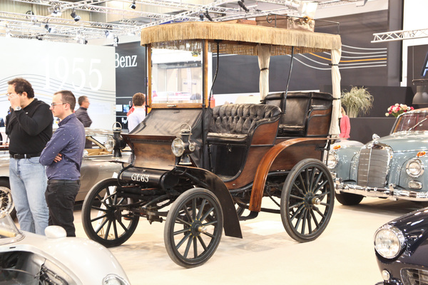 Bild: Zwischen Mercedes- und Porsche-Klassikern tauchte immer wieder Ungewöhnliches auf - Techno Classica 2015