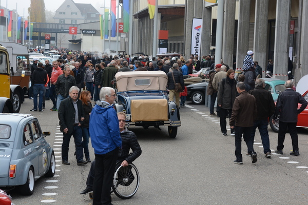 Bild: Zwischen den Hallen fahren und parkieren Oldtimer - Oldtimermesse St. Gallen 2017