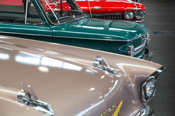 Zwischen den grossen Amerikanern verschwindet der NSU Prinz fast - Motorworld Classics Bodensee 2022