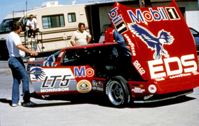 Zwischen der auffälligen Folierung der Rekord-ZR-1 prangte auch das Logo von Lotus – ursprünglicher Entwickler und Konstrukteur des LT5-Motors. Mobil 1 war ebenfalls als Partner vertreten