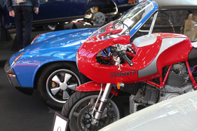 Zwischendurch gab's auch ab und zu mal ein Motorrad (von Ducati oder MV Agusta) zu sehen - Rétromobile Paris 2020 Zwischendurch gab's auch ab und zu mal ein Motorrad (von Ducati oder MV Agusta) zu sehen - Rétromobile Paris 2020