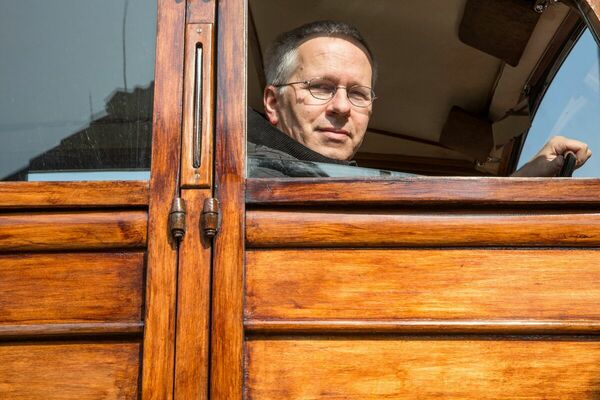 Bild: Zwischengas-Chefredakteur Bruno von Rotz an Bord eines Lea Francis