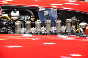 Zwölf Zylinder und eine Vergaser-Fabrik - das muss ein Ferrari sein - gesehen an der Techno Classica 2016