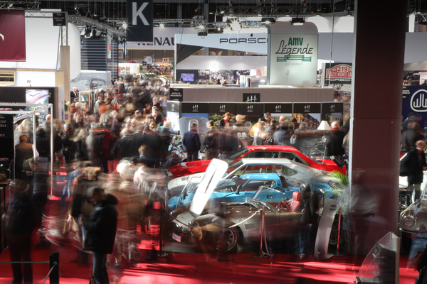 … aber ab Mittag gibt es bald kein Durchkommen mehr - Rétromobile 2015