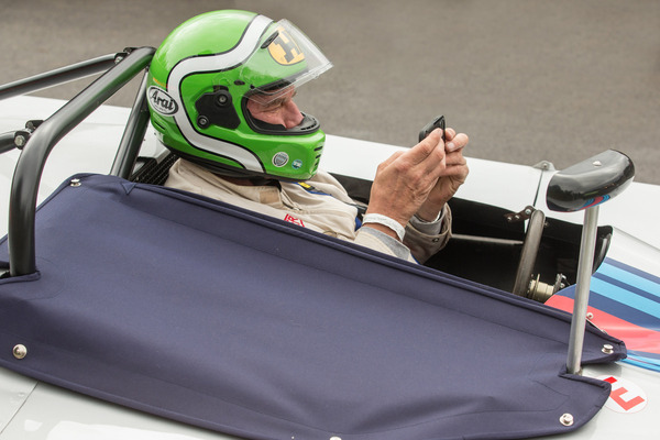 … aber bitte nicht am Steuer!