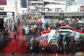 … aber die Zuschauer verhalten sich sehr zivilisiert - Rétromobile 2015 … aber die Zuschauer verhalten sich sehr zivilisiert - Rétromobile 2015