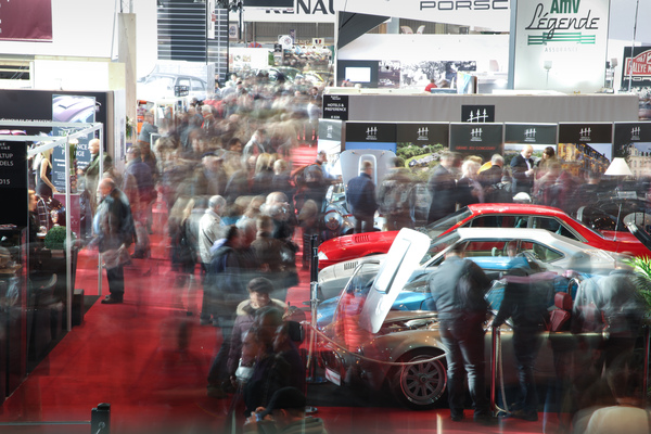 … aber die Zuschauer verhalten sich sehr zivilisiert - Rétromobile 2015