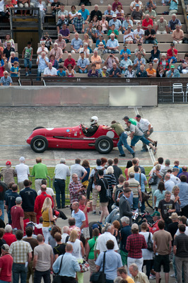 … aber mit gemeinsamer Kraft donnerte der Maserati dann doch noch seine Runden – Indianapolis in Oerlikon 2013