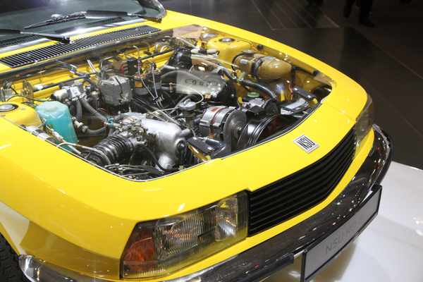 ... aber nicht alle wollen verbergen, was sie haben, der NSU Ro80 zeigte mit durchsichtiger Motorhaube seinen Wankelmotor gerne, ...