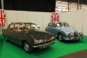 ... äusserlich betrachtet deutlich dezenter auftritt. Daneben ein Jaguar Mk II 2.4. (Bremen Classic Motorshow 2018)