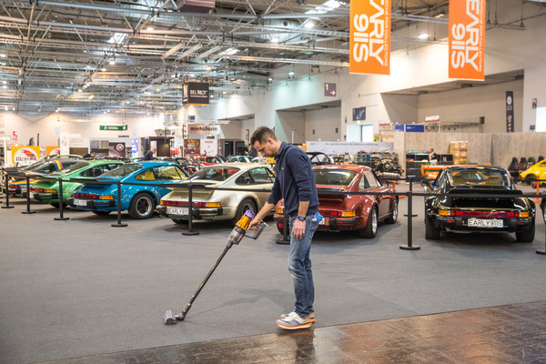 Bild Schlussreinigung an der Techno Classics 2024