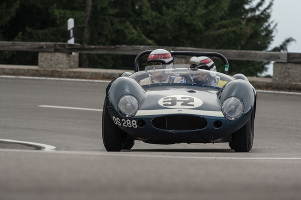 … andererseits den erstmaligen Auftritt des schottischen F1-Weltmeisters Jackie Stewart mit seiner Zwillingsschwester …