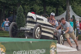 … auch das 98-jährige Zebra bockte …