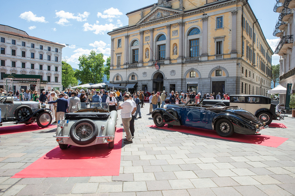 … auf dem Hauptplatz im Zentrum von Lugano.