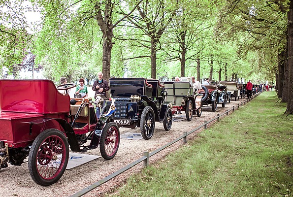 Bild auf dem Schloss Dyck bei der Kronprinz Wilhelm Rasanz Fahrt 2013 - aufgereiht und bereit für die Weiterfahrt