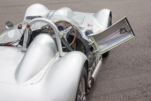 … auf die Tür ...