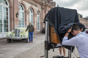 … aufgenommen mit der weltgrössten Polaroid-Kamera.