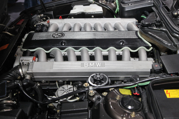 ... beim BMW V16 musste man schon zuerst fragen, ob einem jemand die Motorhaube öffnen kann.
