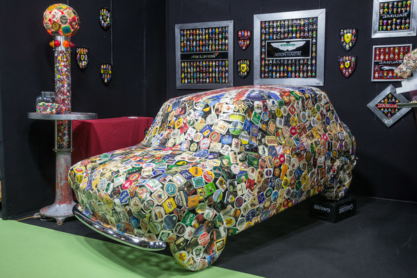 … bis hin zum superleichten Mini, bestehend einzig und allein aus Bierdeckeln.