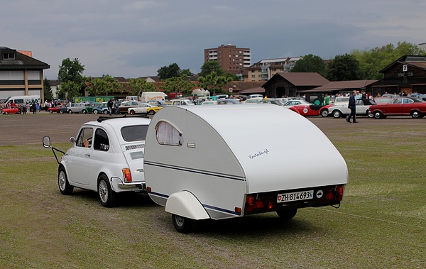 ... bringen andere gleich noch ihren Kleinstwohnwagen mit.