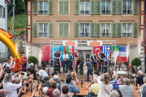 ... da darf auch die Champagner-Dusche nicht fehlen - Rallye Peking Paris 2024