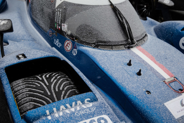 … da nur die wenigsten Wagen auch mit Winterreifen ausgerüstet sind.