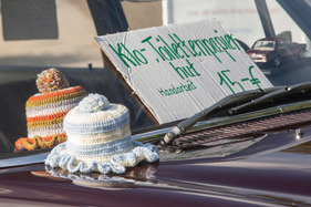 … dafür sind dies aber echte Toilettenpapier-Hüte, noch dazu in Handarbeit hergestellt!