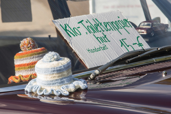 … dafür sind dies aber echte Toilettenpapier-Hüte, noch dazu in Handarbeit hergestellt!