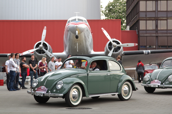 dann fuhren die strammen Käfer ins Verkehrshaus ein, …