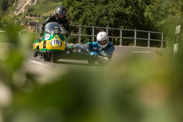 ... dann mit Ellbogen und Popo, ...