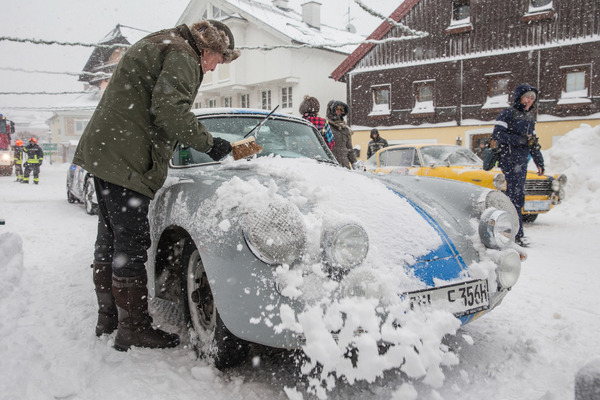 … dann musste der Fahrer seinen Porsche freischaufeln.