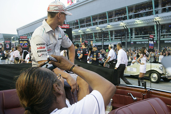 ... dann nimmt er im Fond Platz, der siebenfache Weltmeister Michael Schumacher.