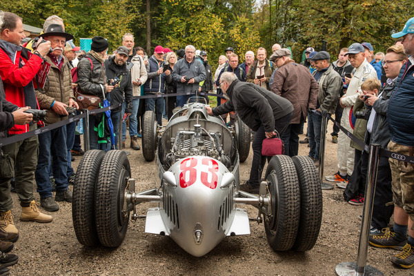… das Orchester besteht ja auch aus 16 Zylindern!