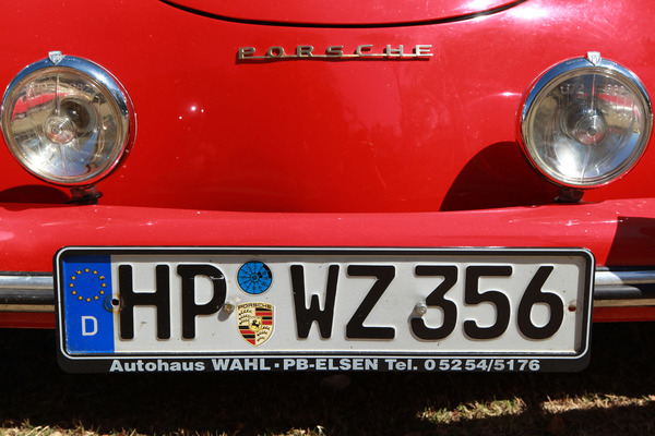 ... das deutsche Kennzeichen mit neuzeitlichem EU-Balken rechts und dem für dieses Fahrzeug völlig unpassendem Händler-Rahmen. Die blaue Plakette deutet die nächte HU im Jahr 2008 an, sollte ans Heck gehören