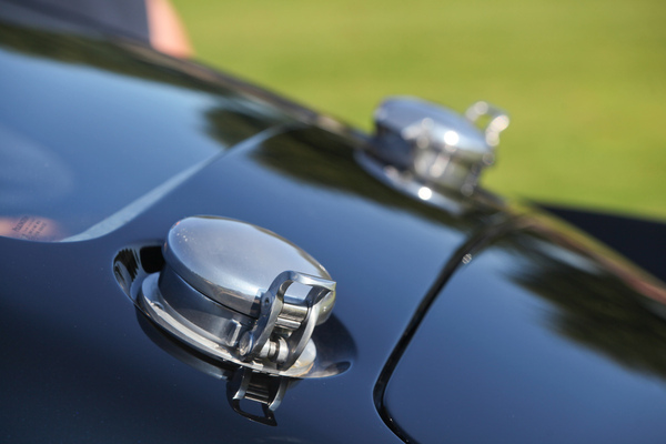 … das man am liebsten gleich durch zwei Tankverschlüsse einfüllen kann.