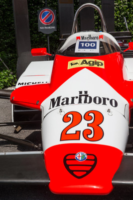 … dazu werden einmal wieder sämtliche Parkverbote in die Ecke gestellt.