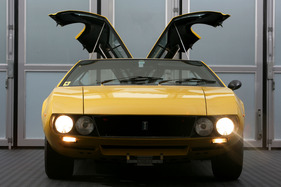 de Tomaso Mangusta (1970) - Jede Schmetterlingstüre hinten kann separat geöffnet und arretiert werden
