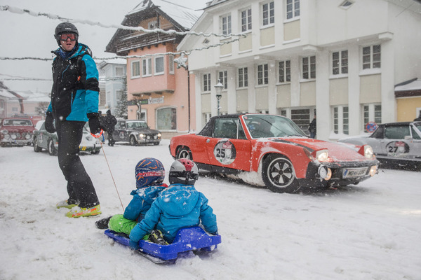 … denn der Bauer genoss die weisse Pracht mit seinen Kindern.