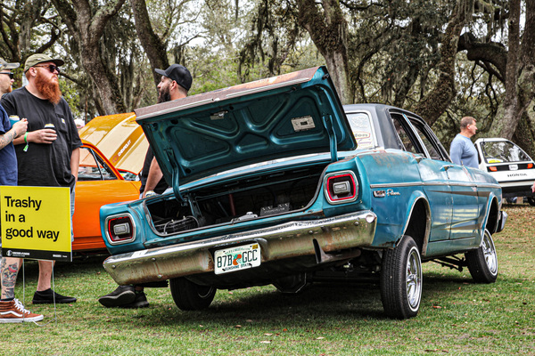 ... der Ford Falcon Futura der Frühsiebziger – hier mittels eines tanzenden Fahrwerks aufgewertet.