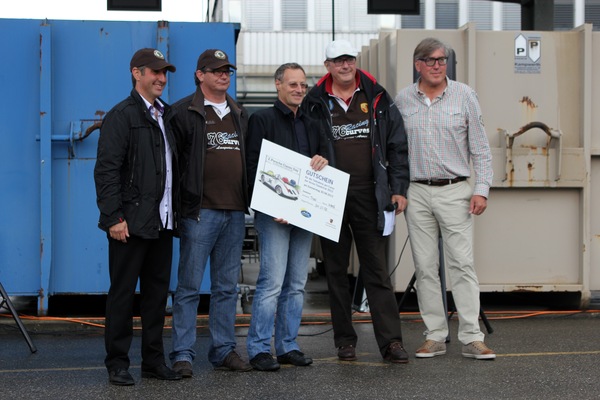 Bild: der Sieger Theo Inhof nimmt den Arosa-ClassicCar-Gutschein von der Jury entgegen - Porsche Classic Day 2012