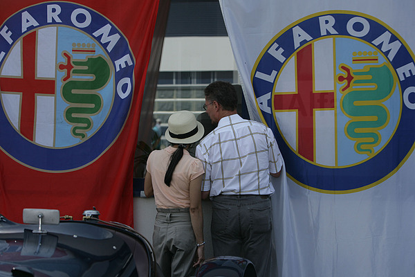 ... der andere versteckt sich, ...