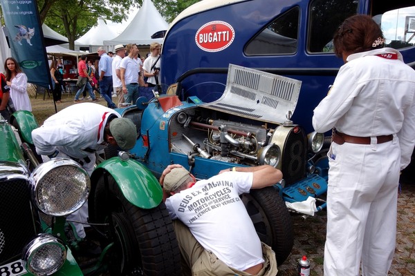 ... der deus ex machina, damit der Bugatti wieder gut läuft – Classic Days Düsseldorf 2022