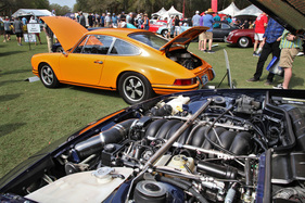 ... der direkte Nachbar nochmals an Dramatik nachlegt: Neben dem Elfer in signalorange steht ein auf den ersten Blick eher unscheinbarer Porsche 944, dessen antriebseitige Modifikation ...