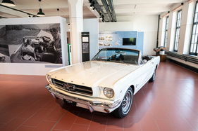 der weisse Mustang spielte eine grosse Rolle im Film Goldfinger - Emil-Frey-Classics Sonderschau "James Bond, die Schweiz und die Autolust der 60-er-Jahre der weisse Mustang spielte eine grosse Rolle im Film Goldfinger - Emil-Frey-Classics Sonderschau "James Bond, die Schweiz und die Autolust der 60-er-Jahre
