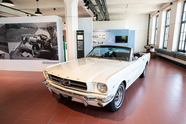 der weisse Mustang spielte eine grosse Rolle im Film Goldfinger - Emil-Frey-Classics Sonderschau "James Bond, die Schweiz und die Autolust der 60-er-Jahre